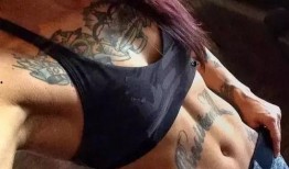 纹身女健身的网红吃瓜